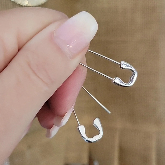 OVERSIZED SAFETY PIN EARRINGS, Unisex - Picture 4 of 6